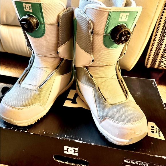 DC Shoes - Women’s DC Snowboarding Boots in Mint Green & White